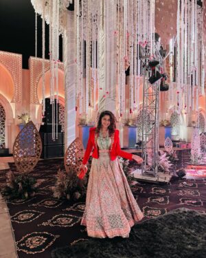 Sonal Aggarwal Instagram - Lehengas and blazers are a match made in fashion heaven! Especially for these gorgeous, grand winter weddings ❤️❤️❤️
#Baraati
.
.
Outfit: @kkaanchadvanielabel 
Necklace: @rubans.in 
.
#pinkpeppercorn #stylewithsonal #lehengalove #indianweddingstyle
