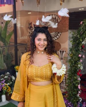 Sonal Aggarwal Instagram - Feeling those Haldi vibes 💛
.
Outfit: @asopalav 
Jewellery: @allme.designs 
.
.
#pinkpeppercorn #haldioutfit #stylewithsonal #indianwedding