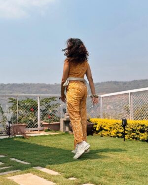 Sonal Aggarwal Instagram - Nothing like comfy handlooms in popping colours for the summer!!! ☀️🌻
.
Sustainably chic orange Cord-set & Gorgeous green pants from @morethanshapes 🧡💚
.
@inovatuspr #pinkpeppercorn #sustainablefashion #summerstyle #stylewithsonal