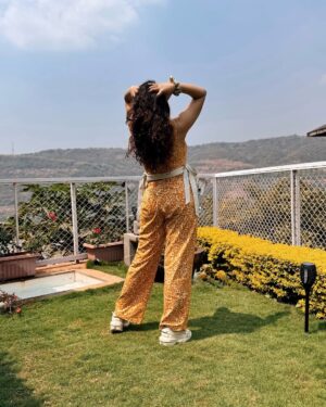 Sonal Aggarwal Instagram - Nothing like comfy handlooms in popping colours for the summer!!! ☀️🌻
.
Sustainably chic orange Cord-set & Gorgeous green pants from @morethanshapes 🧡💚
.
@inovatuspr #pinkpeppercorn #sustainablefashion #summerstyle #stylewithsonal