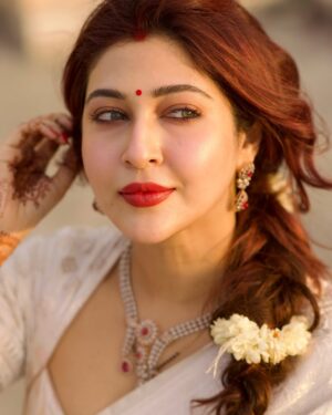 Sonarika Bhadoria Instagram - 🦢✨

Saree @jarierabanaras