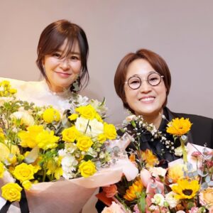 Song Eun-yi Instagram - 할 수 있는 게 서는 것뿐일지라도 그것이 얼마나 대단한 일인지 알고 있기 때문에 포기하지 않고 그 자리에 서 줬으면 좋겠어요.."
라는 멋진 수상소감으로 우리 강희가
MBC 연예 대상에서 신인상을 받았어요.

예뻐서 순간 찍었는데 너무 예쁘네요

덕분에 나도 꽃 선물 받았죠
( siso 매니저들아 고마워)

1년 동안 전지적 참견 시점과 더 끈끈해졌어요. 올해도 잘 부탁드려요

이번 설은 캠핑장에서 가족들과 함께 하고 있어요.

소소한 행복이 가득한 한 해 되시길
기도합니다. !!