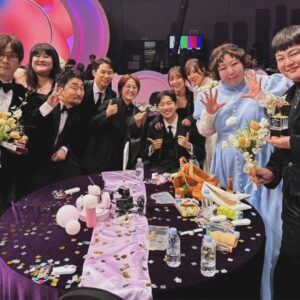 Song Eun-yi Instagram - 할 수 있는 게 서는 것뿐일지라도 그것이 얼마나 대단한 일인지 알고 있기 때문에 포기하지 않고 그 자리에 서 줬으면 좋겠어요.."
라는 멋진 수상소감으로 우리 강희가
MBC 연예 대상에서 신인상을 받았어요.

예뻐서 순간 찍었는데 너무 예쁘네요

덕분에 나도 꽃 선물 받았죠
( siso 매니저들아 고마워)

1년 동안 전지적 참견 시점과 더 끈끈해졌어요. 올해도 잘 부탁드려요

이번 설은 캠핑장에서 가족들과 함께 하고 있어요.

소소한 행복이 가득한 한 해 되시길
기도합니다. !!