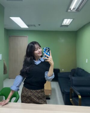 Song Ji-eun Instagram - <새롭게하소서> 녹화날🙌🏻
이 대기실에서 녹화 준비를 한지도 어느덧 5년째네요🤍

하나님의 일을 하고 싶었던 저는 
이 자리에 MC로 앉아 있는 것이 하나님을 돕는 일이라고 생각했는데 그게 아니었더라고요. 
하나님은 수시로 흔들리는 연약한 믿음을 가지고 있던 제가 단단하게 살아갈 수 있도록, 수많은 성도님들의 삶을 선하게 인도하신 하나님의 이야기를 가까운 곳에서 듣게 하시며 저의 믿음을 돕고 계셨습니다. 삶의 곳곳에 계셨던 예수님 감사해요🫶🏻🤍

그들이 묻되 우리가 어떻게 하여야 하나님의 일을 하오리이까 예수께서 대답하여 이르시되 하나님께서 보내신 이를 믿는 것이 하나님의 일이니라 하시니 요한복음 6:28-29📖
 
요즘 시간이 참 빠르다는 생각이 들곤 합니다.
5년 뒤의 저는 또 어떤 고백을 하고 있을지 모르겠어요.
기쁨에 겨운 순간도, 슬픔의 골짜기를 지날 때도 있겠지만
나보다 나를 더 잘 아시는 하나님께 내 인생의 방향키를 맡겨 드리고 신나게 항해하고 싶어요. 그리고 모두의 여정이 그러길 바라요🌊🩵🙏🏻 
오늘도 우리, 신나는 여행을 떠나봅시다⛵️