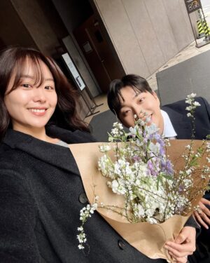 Song Ji-eun Instagram - 결혼식 갔다가 또 예쁜 꽃 한다발(오빠 가려서 미얀🤭)🪻🩵 내가 만들었지만 너무 맛있는 프랜치토스트🐷🫶🏻 미루다가 시들해진 꽃 후다닥 심폐소생술🔥