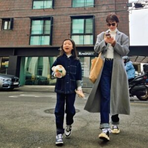 Song Kyung-a Instagram - Couple jeans👖
. . .
#리빙페어마지막날
#껌딱지데리고구경가는길