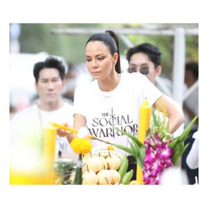 Sonia Couling Instagram - Today. 09.09.24 เวลา 09.09. พิธีบวงสรวง ณ เทวลัยพระพิฆเนศช่อง 7 HD

เปิดตัวรายการใหม่อย่างอบอุ่น … The Social Warrior, สมรภูมิโซเชียล… จะเกิดขึ้นเร็วๆนี้…. 

#thesocialwarrior 
#สมรภูมิโซเชียล
#masterJT
#masteraum
#mastergubgib
#masterning

#TikTokShop