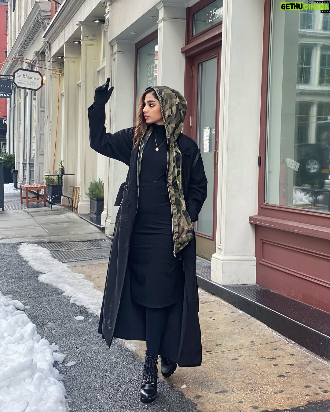 Sonya Hussyn - 23.7K Likes - š¤š¦
āļø
Cold hands, Warm Heart. ā
Warm Hands, Cold Heartā¦. āļøš
#sonyahussyn #newyork #nyc #potd #winterfashion
#styleinspo