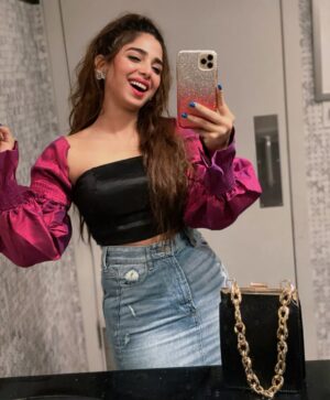 Sonya Hussyn Instagram - Very cutesy, Very demure 🎀🥂🧸

.
.
#sonyahussyn #demure #traveldiaries #photodump