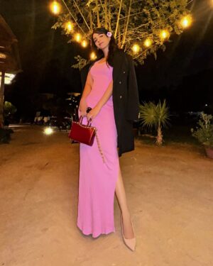 Sonya Hussyn Instagram - Pink and burgundy vibes! 💕🍇 
This combo is all the rage these days !!

STYLE ALERT 🚨 

.
.

My manshu’s birthday! @manshapasha 

.
Puchhe ye tu
Ki tujhmei main kya dekhta hoon
Jab chaaron taraf aaj kitne hi saare nazaarein hain !!! 😋💕
#sonyahussyn #girlsnightout #style #trending