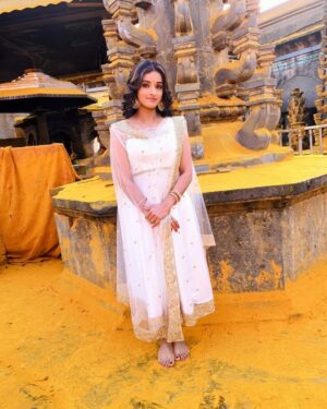 Sowmya Menon Instagram - May this festival of colors bring you endless joy and prosperity. Happy Holi!♥️🧡💙💚💛💜

#happyholi