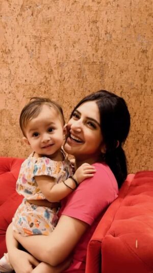 Sreeleela Instagram - Dealing with a distracted Baby be like 😉🤍 
Baby therapy 🧘‍♀️
