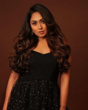 Sreethu Krishnan Instagram - Dark feminine energy 🖤🌝✨

Photographer: @gk_.photography._ 
Costume Design : @the.__.crescent 
Costume Stylist.: @takkaru_logesh 
Makeup: @profile_makeover 
Hair: @mani_stylist_ 
Studio : @njstudios_7159 

#sreethukrishnan #shoot #photoshoot
