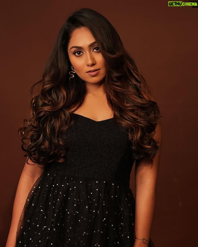 Sreethu Krishnan - 29.1K Likes - Dark feminine energy š¤šāØ
Photographer: @gk_.photography._
Costume Design : @the.__.crescent
Costume Stylist.: @takkaru_logesh
Makeup: @profile_makeover
Hair: @mani_stylist_
Studio : @njstudios_7159
#sreethukrishnan #shoot #photoshoot