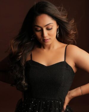 Sreethu Krishnan Instagram - Dark feminine energy 🖤🌝✨

Photographer: @gk_.photography._ 
Costume Design : @the.__.crescent 
Costume Stylist.: @takkaru_logesh 
Makeup: @profile_makeover 
Hair: @mani_stylist_ 
Studio : @njstudios_7159 

#sreethukrishnan #shoot #photoshoot