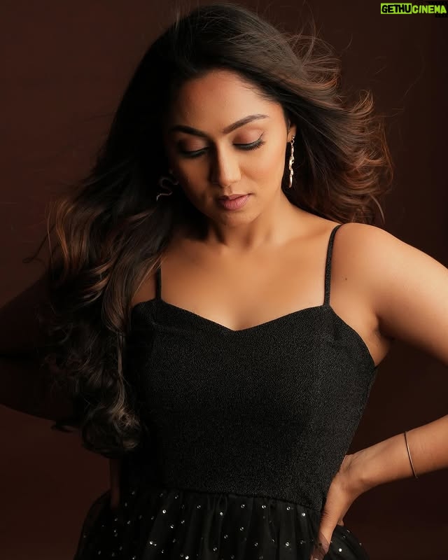 Sreethu Krishnan - 29.1K Likes - Dark feminine energy š¤šāØ
Photographer: @gk_.photography._
Costume Design : @the.__.crescent
Costume Stylist.: @takkaru_logesh
Makeup: @profile_makeover
Hair: @mani_stylist_
Studio : @njstudios_7159
#sreethukrishnan #shoot #photoshoot