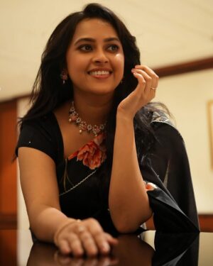 Sri Divya Instagram - 🌺🖤

📸 @vfxkarthick 
Styling @kalyanik666 
Outfit @sravaniraoofficial 
Jewellery @devijewellersjubileehills 
M&H @rameshpanda.mua @puii_c_ammy

#BehindwoodsGoldHallOfFamers