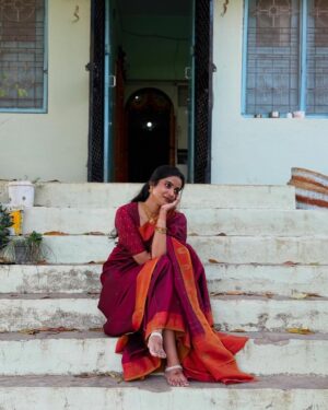 Sri Gouri Priya Instagram - కాలాన్నే నిలవేసి కలలకు ఇవ్వాలీ వెలలేని విలువలు..
ఆకాశం ఏనాటిదో.. అనురాగం ఆనాటిది..
✨
Ft. అమ్మ చీర❤️
