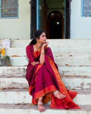 Sri Gouri Priya Instagram - కాలాన్నే నిలవేసి కలలకు ఇవ్వాలీ వెలలేని విలువలు..
ఆకాశం ఏనాటిదో.. అనురాగం ఆనాటిది..
✨
Ft. అమ్మ చీర❤️