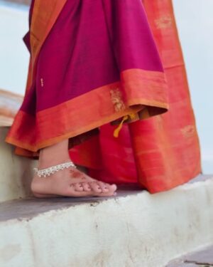 Sri Gouri Priya Instagram - కాలాన్నే నిలవేసి కలలకు ఇవ్వాలీ వెలలేని విలువలు..
ఆకాశం ఏనాటిదో.. అనురాగం ఆనాటిది..
✨
Ft. అమ్మ చీర❤️