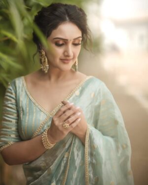 Sridevi Vijaykumar Instagram - Beauty begins the moment you decide to be yourself ✨️
.
.
.
.
.
.
.
Outfit  @madhurirao_couture 
Jewellery @the_jewel_gallery 
Makeup @kothandaraman_makeover 
Hairstylist @ganesh_hair_architect 
Photography 📸 @prasami_photography 

#timeless #elegance #beauty #beyourself #shinebright 
#jodiareyouready