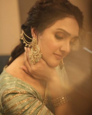 Sridevi Vijaykumar Instagram - Beauty begins the moment you decide to be yourself ✨️
.
.
.
.
.
.
.
Outfit  @madhurirao_couture 
Jewellery @the_jewel_gallery 
Makeup @kothandaraman_makeover 
Hairstylist @ganesh_hair_architect 
Photography 📸 @prasami_photography 

#timeless #elegance #beauty #beyourself #shinebright 
#jodiareyouready