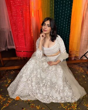 Srishti Ganguli Rindani Instagram - Guess who our guest is for our wedding special episode? 

👗 @yeh_lehenga_nahi_mehenga