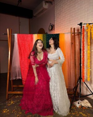 Srishti Ganguli Rindani Instagram - Guess who our guest is for our wedding special episode? 

👗 @yeh_lehenga_nahi_mehenga