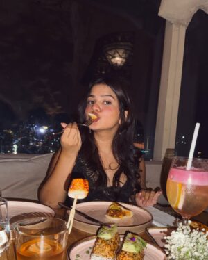 Srishti Garg Instagram - i think i’ve found my favorite spot for a date night at @bastianmumbai 💌✨🧚🏻

@bastianexperience 

my top favs are
salmon sushi
Malaysian noodles (if u are veg)
pull cake hazelnut crunch (super yum)
tiramisu 
chicken bao