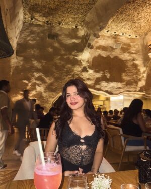 Srishti Garg Instagram - i think i’ve found my favorite spot for a date night at @bastianmumbai 💌✨🧚🏻

@bastianexperience 

my top favs are
salmon sushi
Malaysian noodles (if u are veg)
pull cake hazelnut crunch (super yum)
tiramisu 
chicken bao