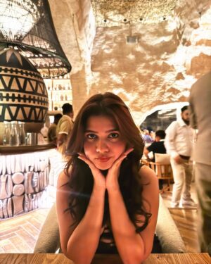 Srishti Garg Instagram - i think i’ve found my favorite spot for a date night at @bastianmumbai 💌✨🧚🏻

@bastianexperience 

my top favs are
salmon sushi
Malaysian noodles (if u are veg)
pull cake hazelnut crunch (super yum)
tiramisu 
chicken bao