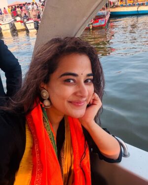 Stefy Patel Instagram - Jai Gange maiya ki 🙏♥️
.
Have Been dreaming about this moment every single day for the past month —taking a dip in the sacred Ganga at #Mahakumbh2025✨
And literally two days back I gave up , thinking I won’t be able to make it
But today, that dream is reality!♥️
Wo Kehte hai na Bulawa aata hai 🥰 toh Ganga maa ne bula lia 💫
.
Grateful beyond words to witness the world’s greatest spiritual gathering in this life 🙏✨

 #Blessed #Mahakumbh #spiritualjourney
