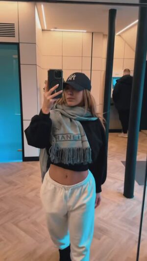 Stephanie Herela Instagram - Winter season not my fav at all , at least I can get fake tan 🤣
