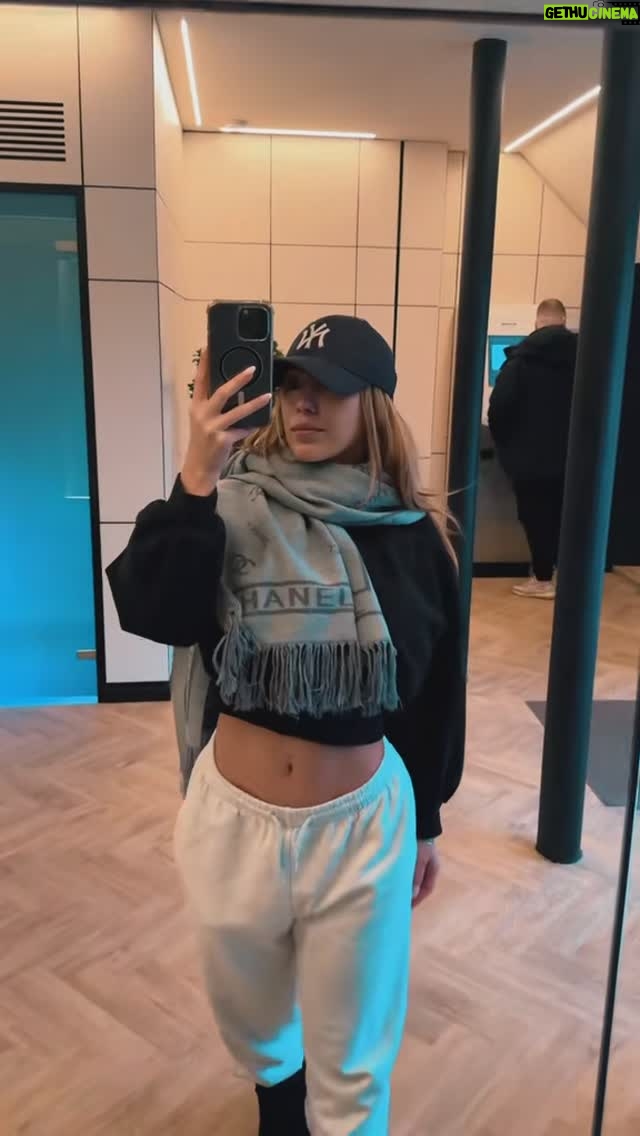 Stephanie Herela - 117 Likes - Winter season not my fav at all , at least I can get fake tan 🤣