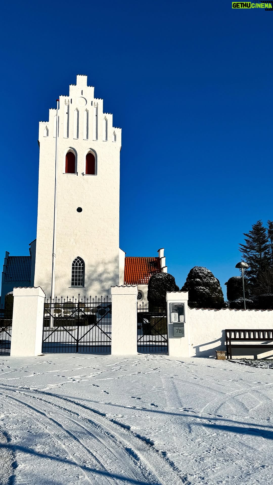 Stephanie Herela - 47 Likes - Visitando a Dios en la nieve ❄️✨
Hoy visité una iglesia en Europa y descubrí algo que me dejó reflexionando: en muchas iglesias de aquí, la gente es enterrada en el mismo recinto, ya sea en el cementerio adyacente o incluso dentro de la propia iglesia. Esta tradición viene de siglos atrás, cuando se creía que descansar en suelo sagrado acercaba el alma a Dios.
Caminar entre lápidas cubiertas de nieve, rodeada de un silencio casi sagrado, me hizo sentir la conexión entre la vida, la muerte y la fe de una manera muy especial. En un mundo que siempre está en movimiento, estos lugares parecen detener el tiempo, recordándonos la historia, el legado y la trascendencia del espíritu.
¿Sabías sobre esta tradición? ¿Te gustaría visitar un lugar así? #reels