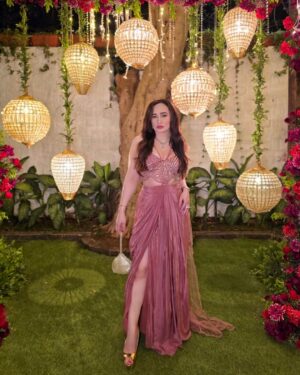 Stephanie Timmins Instagram - Pleats, sparkle, and a whole lot of sass! Slaying wedding fashion with this ethereal pink embellished saree gown💞💞 @libascafe ✨️

( Saree Gown, Indian Wedding outfit inspo, saree, wedding fashion, sequin pre draped saree, pink saree )
#sareegown #saree #predrapedsaree #indianweddingoutfits #indianweddings #bollywoodlook #bollywoodstyle #fashioninfluencer #feistyfoxdiaries #lookoftheday #pinksaree
