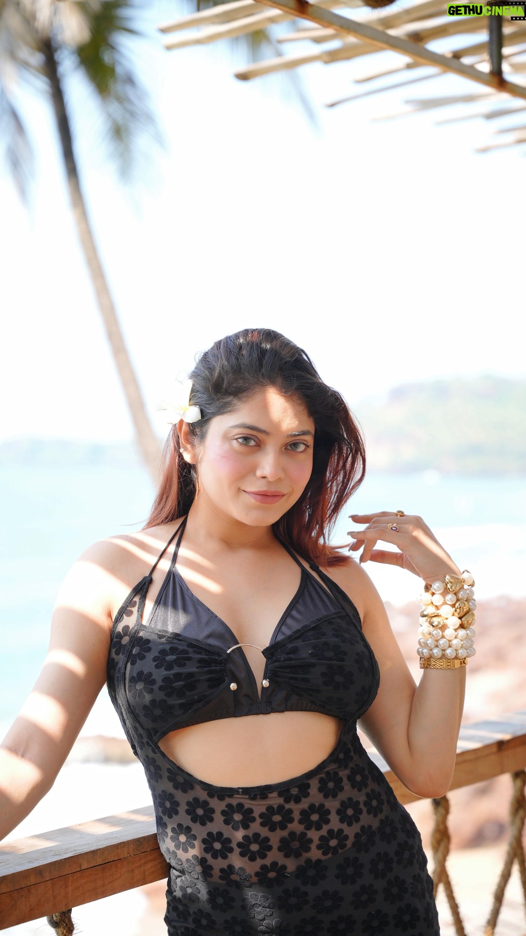 Sudeshna Biswas - 36K Likes - Beach Makeup Tutorial
@mynykaa @napbynykaa 24k gold facial oil
@tirtir_global @tirtir_official foundation
@benefitindia brow gel
@colourpopcosmetics frekcle pen
@colourpopcosmetics liquid blush
@narsissist mascara
@lorealparis lipstick
@officialswissbeauty lip liner
@smashboxcosmetics @smashboxindia highlighter
@charlottetilbury settings spray
( Beach makeup, makeup tutorial)