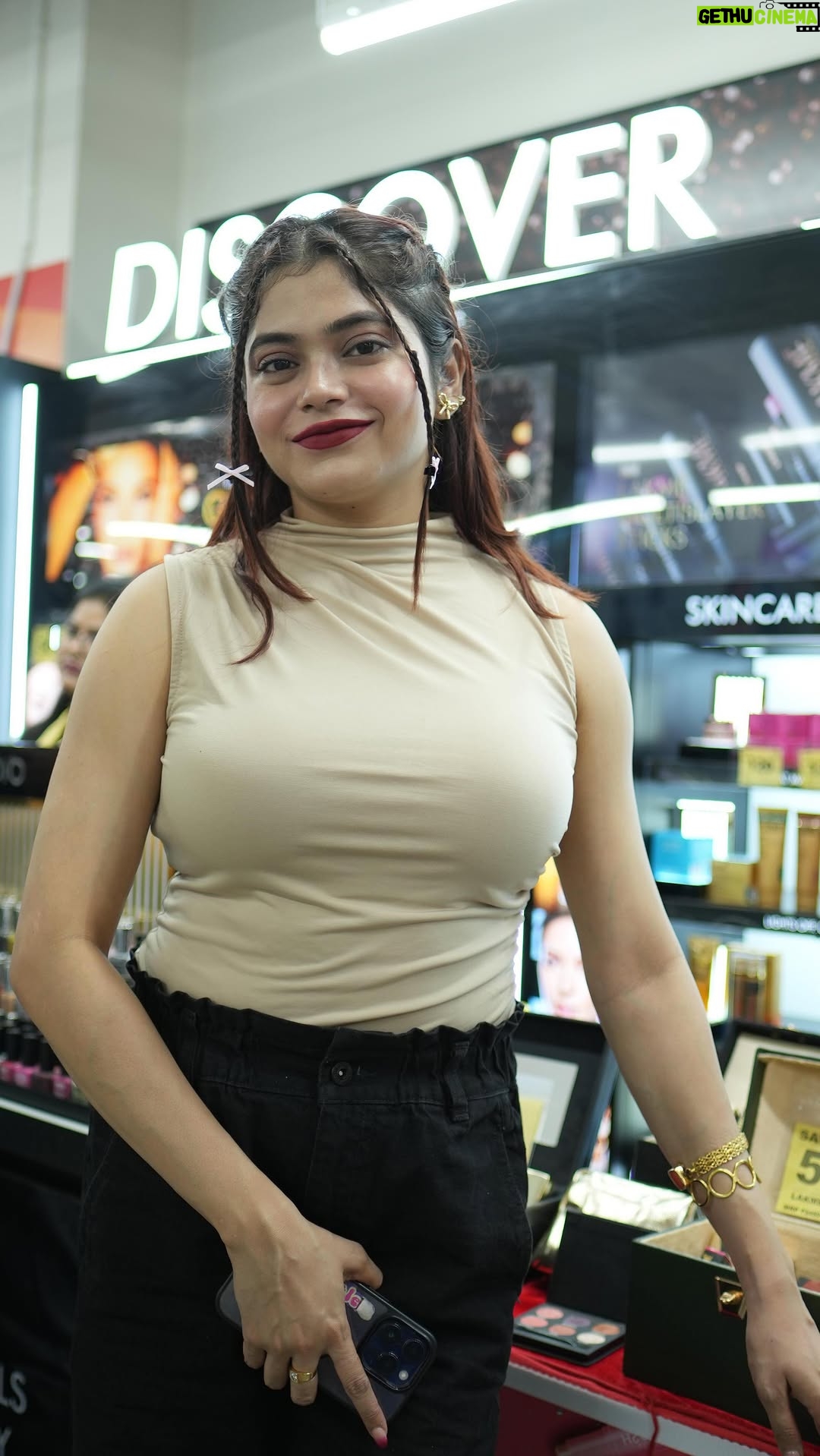 Sudeshna Biswas - 19.9K Likes - Get festive ready with Lakme at the Reliance Beauty Glam Fest!💄
From flawless skin to bold eyes and shiny lips, I’ve picked my top beauty essentials for this Durga Pujo! 💅🏻🛍️
🌟 Special offers starting from 2nd October at your nearest Reliance Smart store. Don’t miss out on these amazing deals! 🛒
#AD #RelianceBeautyGlamFest #LakmeTopPicks #RelianceSmartStore #PujoPrep #GFRL #Lakme #LakmeIndia #FestiveMakeup