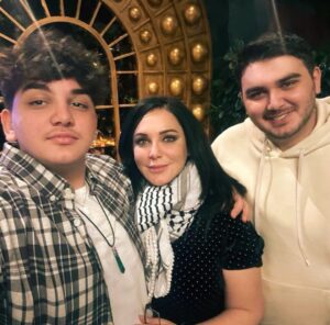 Sulaf Fawakherji Instagram - سعادة سفير الجمهورية العربية السورية فيي روسيا الاتحادية الدكتور بشار الجعفري والسيدة عقيلته ،
النادي السوري الروسي الاجتماعي يقدم  للفنانة القديرة سلاف فواخرجي شهادة تقدير على مجمل اعمالها الفنية المتميزة .
#بشار_الجعفري #موسكو #روسيا #النادي_السوري_الروسي_الاجتماعي 
#سلاف_فواخرجي 
@yarakashirin @bushra_a_i @am_douba