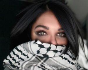 Sulaf Fawakherji Instagram - ليست خيوطاً ونسيجاً وحسب 
بل ستراً، شرفاً، دفئاً وحب … 

#الكوفية 🤍🖤
#سلاف_فواخرجي 
#sulaffawakherji