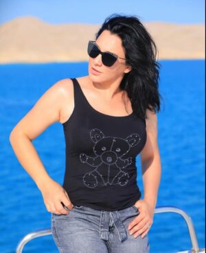 Sulaf Fawakherji Instagram - للبحار ألوان … أبيض، أحمر، وأسود
تختلف بالاسم … 
لكنها في الأصل كلها … قطرة ماء … صافية

#سلاف_فواخرجي 
#sulaffawakherji 
#the_red_sea #red_sea 
#sea 
By @yasserhemaya