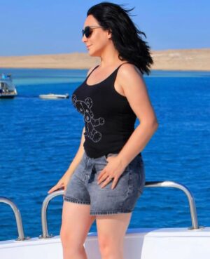 Sulaf Fawakherji Instagram - للبحار ألوان … أبيض، أحمر، وأسود
تختلف بالاسم … 
لكنها في الأصل كلها … قطرة ماء … صافية

#سلاف_فواخرجي 
#sulaffawakherji 
#the_red_sea #red_sea 
#sea 
By @yasserhemaya