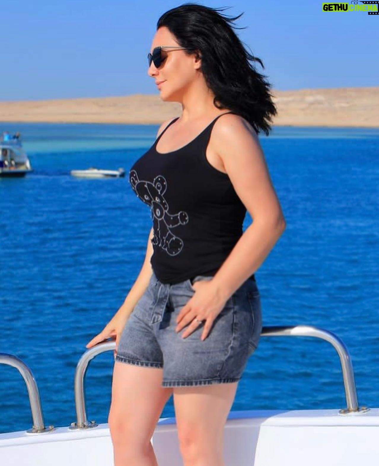Sulaf Fawakherji - 32.3K Likes - للبحار ألوان … أبيض، أحمر، وأسود
تختلف بالاسم …
لكنها في الأصل كلها … قطرة ماء … صافية
#سلاف_فواخرجي
#sulaffawakherji
#the_red_sea #red_sea
#sea
By @yasserhemaya