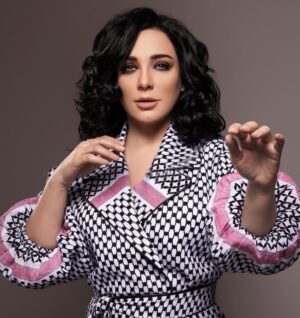 Sulaf Fawakherji Instagram - فلسطين كشفت الكذبة ، وكسرت القيود ، وتخطت الحدود 
فلسطين الحلم واليقين 

برمزية خطوط كوفيتها البيضاء والسوداء
شباك صيد تمتد من صيادي بلاد مابين النهرين الى صيادي البحر المتوسط ، وخضرة أوراق الزيتون المباركة وعمرها من عمر الأرض 

ليست أزياؤنا التراثية قماشا فحسب 
ففي كل رسمة ولون وعقدة وغرزة … 
قصة انسان وجذور تاريخ وحكاية حق … لايموت … 

#فلسطين #فلسطين🇵🇸 
#سلاف_فواخرجي 
Costume designer &Stylist @lucymoussan 
shot by @muhanad_sadek 
@Public Relations Coordinator @danawahibeh