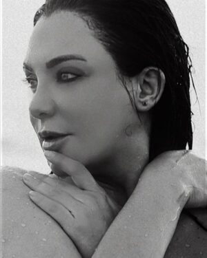 Sulaf Fawakherji Instagram - بعين جميلة وقلب مُحب … 
بعدسة صديقتي الفنانة ماسة الطيّار …
بعض الصور من جلسة تصوير سابقة في الصيف الماضي على شاطئ طرطوس الجميلة … 
(والتي أجلنا نشرها مرة بعد مرة … 
علّ وعسى أن نكون والأمور… أفضل … 
ومازلنا نحترف الإنتظار …) 
@massaaltayyar 🤍