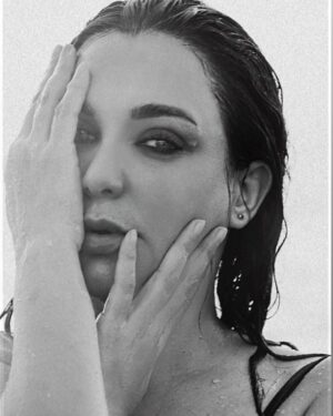 Sulaf Fawakherji Instagram - بعين جميلة وقلب مُحب … 
بعدسة صديقتي الفنانة ماسة الطيّار …
بعض الصور من جلسة تصوير سابقة في الصيف الماضي على شاطئ طرطوس الجميلة … 
(والتي أجلنا نشرها مرة بعد مرة … 
علّ وعسى أن نكون والأمور… أفضل … 
ومازلنا نحترف الإنتظار …) 
@massaaltayyar 🤍