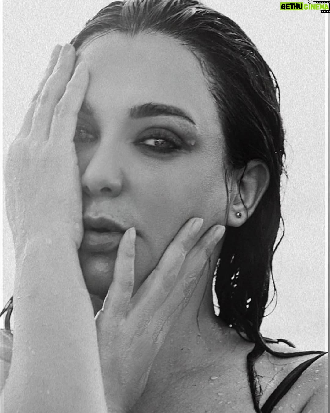 Sulaf Fawakherji - 30K Likes - بعين جميلة وقلب مُحب …
بعدسة صديقتي الفنانة ماسة الطيّار …
بعض الصور من جلسة تصوير سابقة في الصيف الماضي على شاطئ طرطوس الجميلة …
(والتي أجلنا نشرها مرة بعد مرة …
علّ وعسى أن نكون والأمور… أفضل …
ومازلنا نحترف الإنتظار …)
@massaaltayyar 🤍