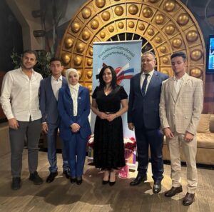 Sulaf Fawakherji Instagram - سعادة سفير الجمهورية العربية السورية فيي روسيا الاتحادية الدكتور بشار الجعفري والسيدة عقيلته ،
النادي السوري الروسي الاجتماعي يقدم  للفنانة القديرة سلاف فواخرجي شهادة تقدير على مجمل اعمالها الفنية المتميزة .
#بشار_الجعفري #موسكو #روسيا #النادي_السوري_الروسي_الاجتماعي 
#سلاف_فواخرجي 
@yarakashirin @bushra_a_i @am_douba