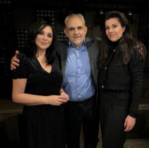 Sulaf Fawakherji Instagram - سعادة سفير الجمهورية العربية السورية فيي روسيا الاتحادية الدكتور بشار الجعفري والسيدة عقيلته ،
النادي السوري الروسي الاجتماعي يقدم  للفنانة القديرة سلاف فواخرجي شهادة تقدير على مجمل اعمالها الفنية المتميزة .
#بشار_الجعفري #موسكو #روسيا #النادي_السوري_الروسي_الاجتماعي 
#سلاف_فواخرجي 
@yarakashirin @bushra_a_i @am_douba