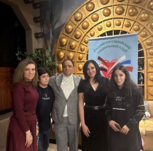 Sulaf Fawakherji Instagram - سعادة سفير الجمهورية العربية السورية فيي روسيا الاتحادية الدكتور بشار الجعفري والسيدة عقيلته ،
النادي السوري الروسي الاجتماعي يقدم  للفنانة القديرة سلاف فواخرجي شهادة تقدير على مجمل اعمالها الفنية المتميزة .
#بشار_الجعفري #موسكو #روسيا #النادي_السوري_الروسي_الاجتماعي 
#سلاف_فواخرجي 
@yarakashirin @bushra_a_i @am_douba